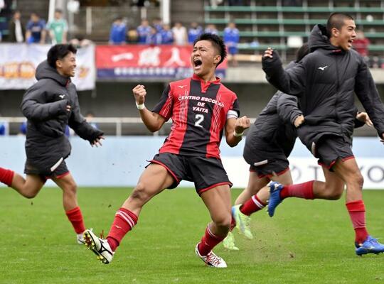 ＰＫ戦で競り勝ち、ガッツポーズの矢板中央・ＤＦ佐藤（中央）＝県グリーンスタジアム、森田大地撮影