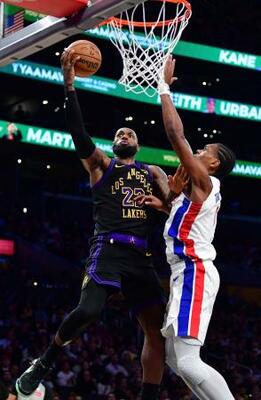 41歳の誕生日に行われたピストンズ戦で攻めるレーカーズのL・ジェームズ(左)=ロサンゼルス(イマジンイメージズ・ロイター=共同)