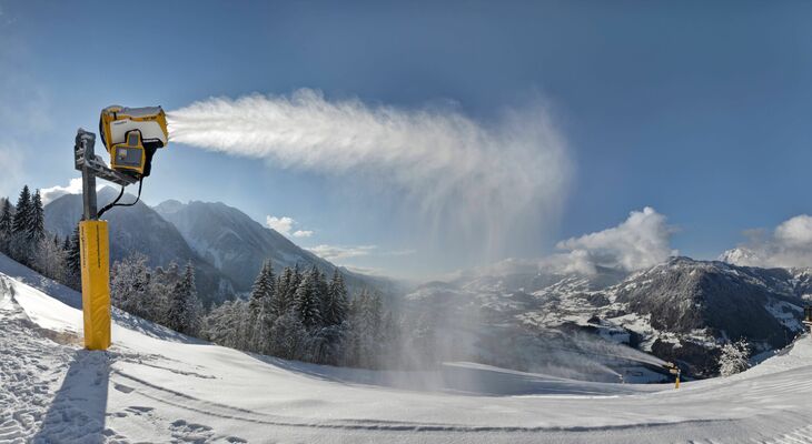 追加導入した物と同型の自動人工降雪機（ハンターマウンテン塩原提供）