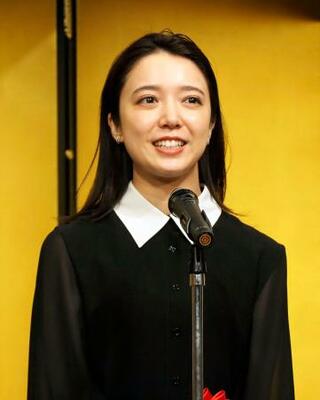 菊田一夫演劇賞を受賞した上白石萌音=10日、東京都千代田区