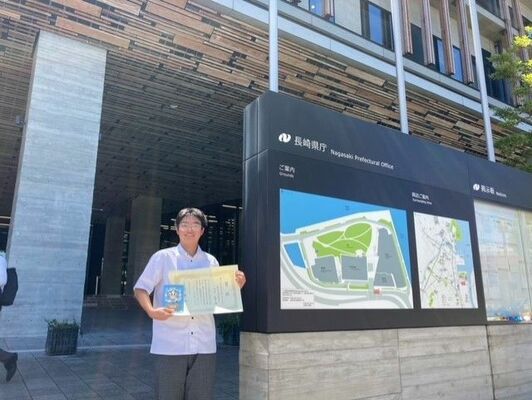 結果発表後、最優秀賞の賞状を手にする大山さん