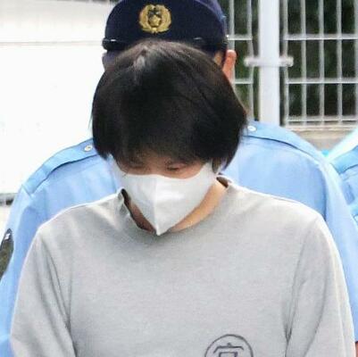 　送検される天野翔太容疑者＝１０日午前、神奈川県警平塚署