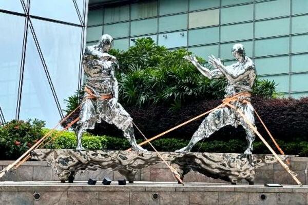 　台風１８号に備え、ロープで固定される彫刻＝２３日、香港（ＣＮＳ＝共同）