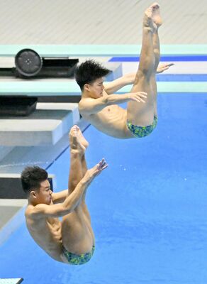 男子シンクロ板飛び込み　優勝した須山（奥）、伊熊組の３回目の演技＝日環アリーナ栃木屋内水泳場、広瀬華撮影