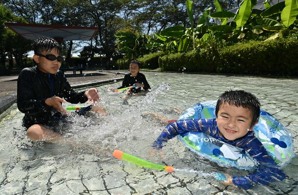 猛烈な暑さの中、水遊びを楽しむ子どもたち＝16日午後１時55分、佐野市植下町