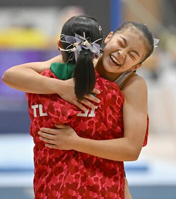 体操少年女子団体総合決勝　演技を終え、笑顔で仲間と抱き合う本県チーム伊藤＝日環アリーナ栃木メインアリーナ