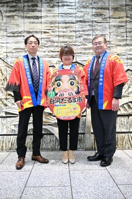 「白河だるま市」への来場を呼びかける菊地常務理事（左）ら＝３日午後、下野新聞社