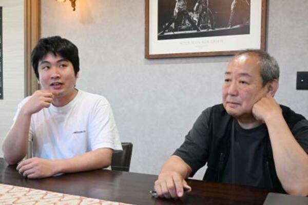 取材に答えるSMASHの石飛智紹(右)と三田創=東京都新宿区
