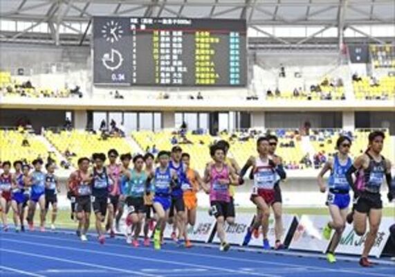 電光掲示板に記録などが表示される中、トラックを周回する選手たち＝28日午後１時25分、宇都宮市西川田４丁目