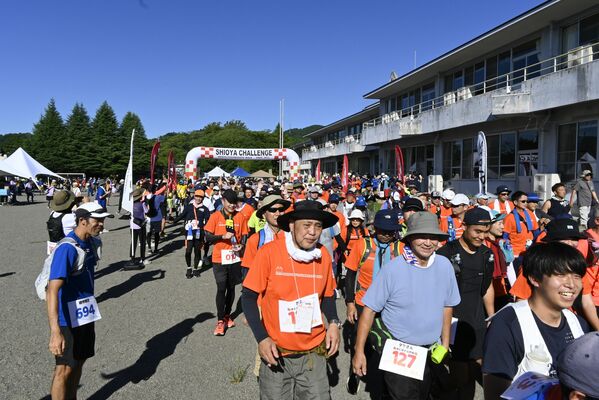 はつらつとスタートする４０・８キロの参加者たち