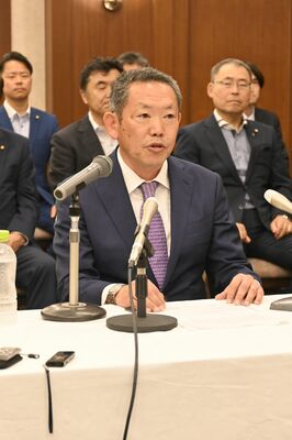 記者会見で主要政策を発表する小川氏＝21日午後、小山市神鳥谷