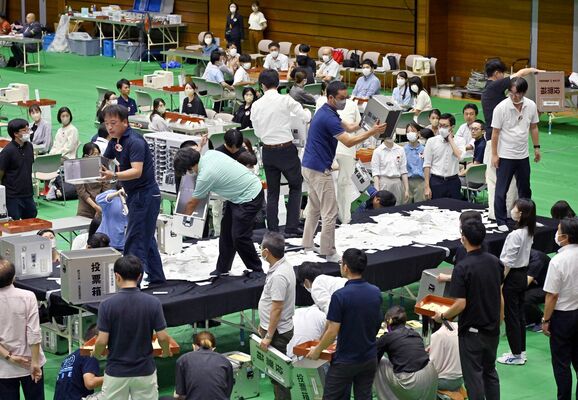 開票作業に当たる職員たち＝９日午後８時５分、鹿沼市下石川