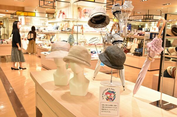 「母の日」に向け、帽子や日傘などの外出用アイテムを並べた売り場＝12日午後、宇都宮市宮園町