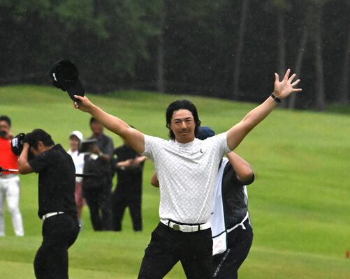 優勝を決めギャラリーに応える石川＝西那須野ＣＣ