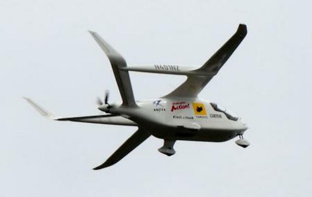 　北九州空港を離陸した電動航空機＝１７日午後（北九州市提供）