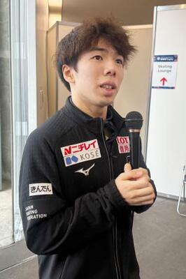 NHK杯から一夜明け、取材に応じる佐藤駿=9日、大阪府門真市