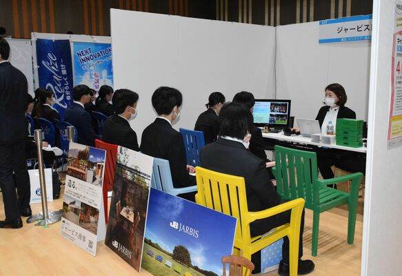 企業の説明を聞く学生＝１日午後、宇都宮市宮みらい