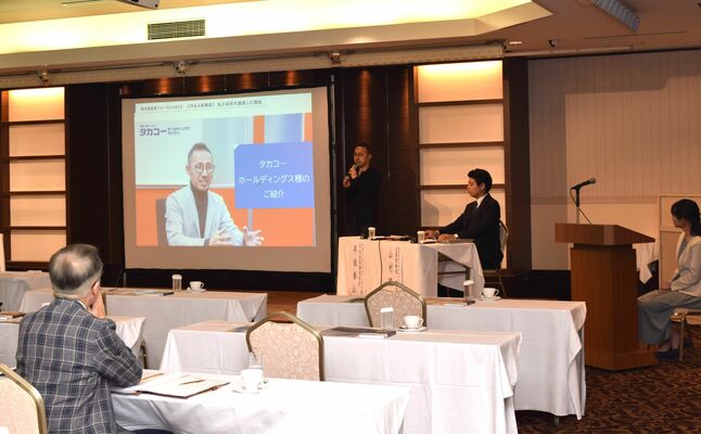 Ｍ＆Ａの体験談を披露する早坂氏＝１３日午後、宇都宮市