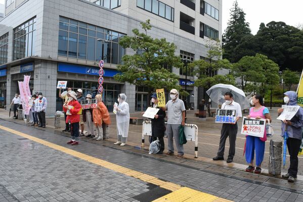 国葬中止を求めて宣伝行動を行う県民ネットのメンバーら＝１９日午後、宇都宮市
