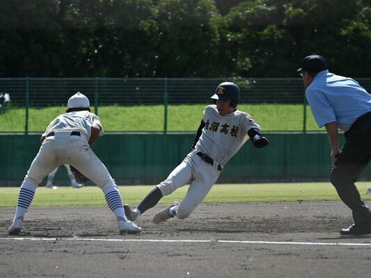 ２回、鹿沼の日高が先制の２点適時三塁打を放つ＝とちぎ木の花スタジアム