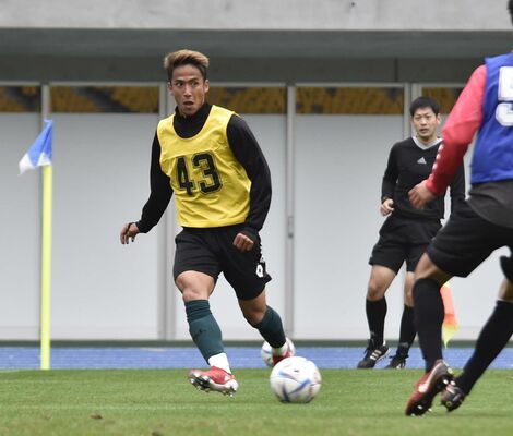 「ＪＰＦＡトライアウト」紅白戦で右サイドからクロスを入れる多田＝カンセキスタジアムとちぎ