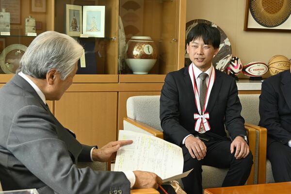 福田知事（左）に技能グランプリでの銀賞受賞を報告する中三川さん＝24日午前、県庁