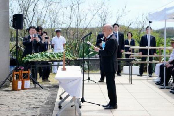 　硫黄島の天山慰霊碑前で開かれた日本側の慰霊式で、追悼の言葉を述べる硫黄島協会の寺本鉄朗会長＝２８日午前、東京都小笠原村