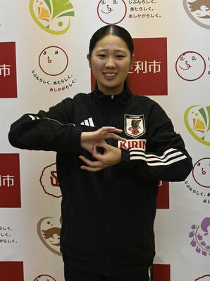 デフリンピックのマークをつくる増田さん
