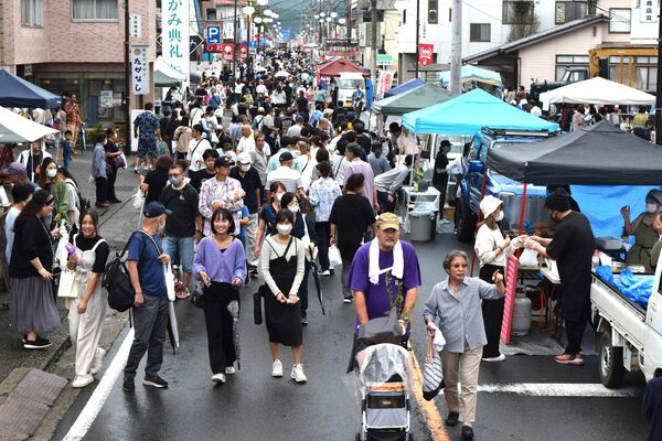 大勢の人が訪れたやいた軽トラ市