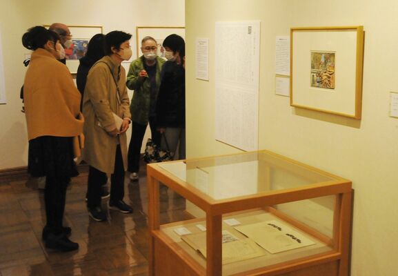 川上澄生の友人が寄せた寄稿文や関連作品が並ぶ企画展