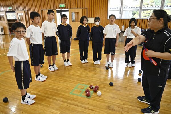 ボッチャのルールなどを学ぶ金田南中マルチスポーツ部の部員