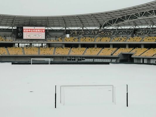 雪が積もったカンセキスタジアムとちぎ＝８日午前