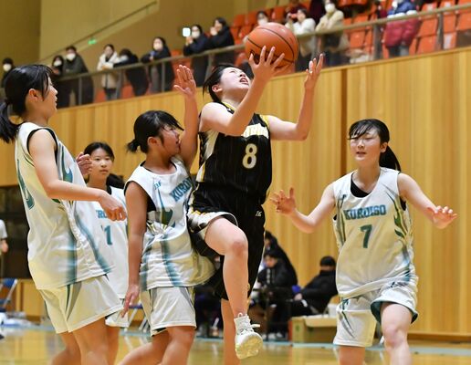 第３クオーター７分、石橋の永野（中央右）がドライブから得点＝マルワ・アリーナとちぎ