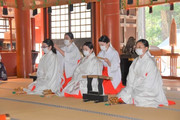 間政を作ってもらう新人八乙女の３人（手前）