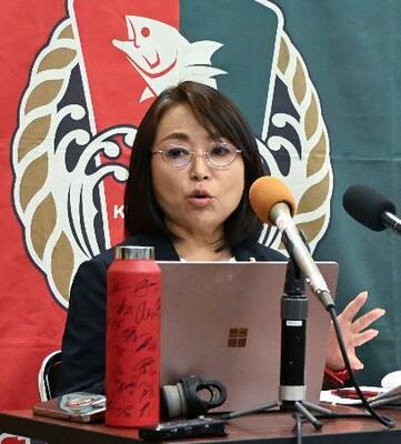 　記者会見するＪ３高知の山本志穂美代表取締役＝２０日午後、高知市