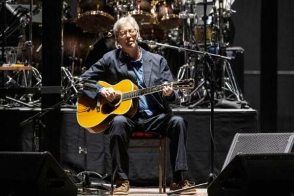 　日本武道館公演でアコースティックギターを弾くエリック・クラプトン＝東京都千代田区（撮影・土居政則）