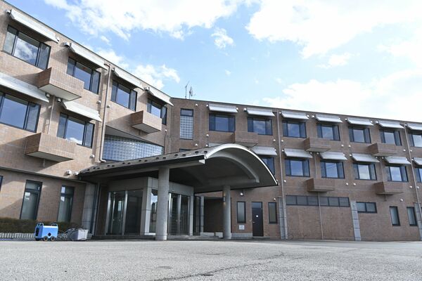 神戸製鋼社員寮をリノベした学生寮の外観=2日午後、宇都宮市