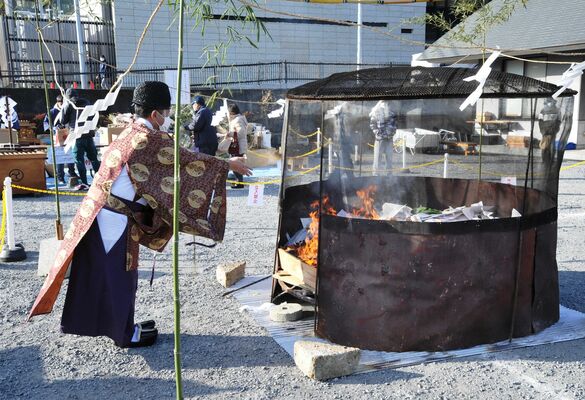 古札焼納祭で火入れをする神職