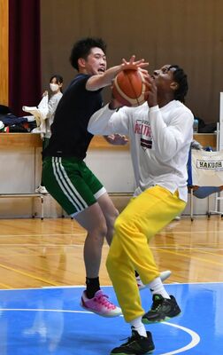 粘り強い守備でチームをけん引する佐伯（左）＝白鴎大第１体育館