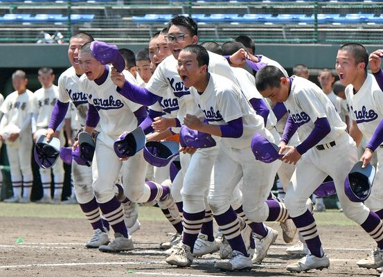 30年ぶりの８強入りを決め、応援席へ駆け出す烏山ナイン＝県営