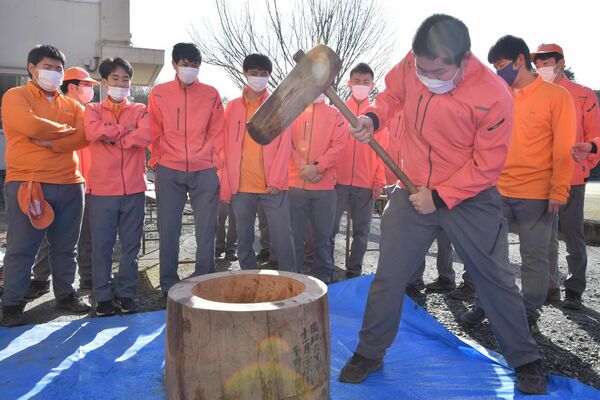 餅つきをする生徒