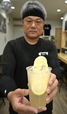 板状になったレモンが入った「最強レモンスカッシュ」