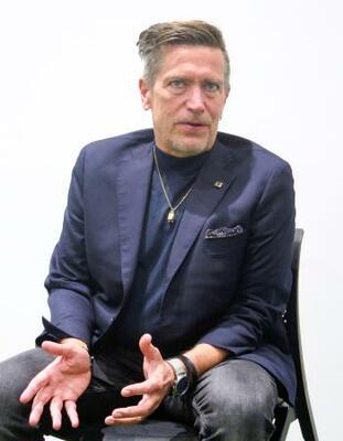 　取材に応じるニールセン監督＝４日、千葉市内