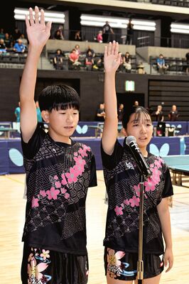 力強く選手宣誓をする伊藤（左）と園部＝日環アリーナ栃木