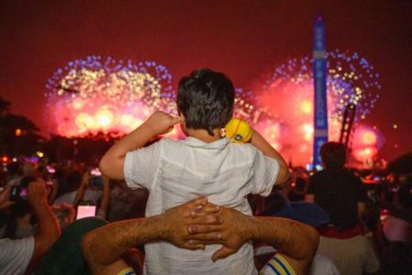 米建国250年の祝賀行事で打ち上げられた花火=4日、ワシントン(ゲッティ=共同)