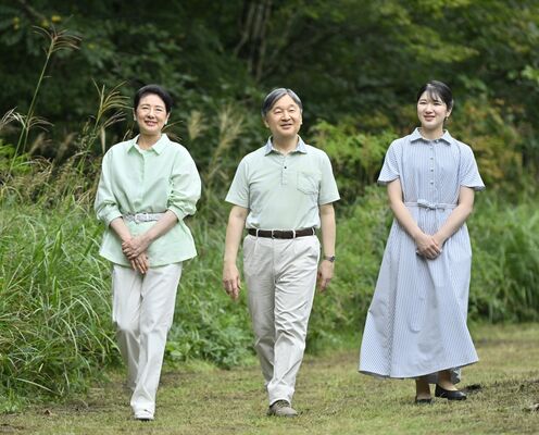 那須御用邸内の休憩所「嚶鳴亭」周辺を散策される天皇ご一家＝12日午後４時35分、那須町内