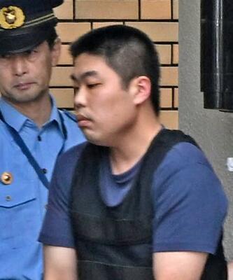 名古屋・西署に入る斉藤祐斗容疑者=12日午前10時48分