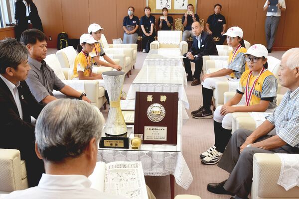 福田知事（手前）に日本一を報告する栃木スーパーガールズの多田出主将（右から２人目）ら＝県庁