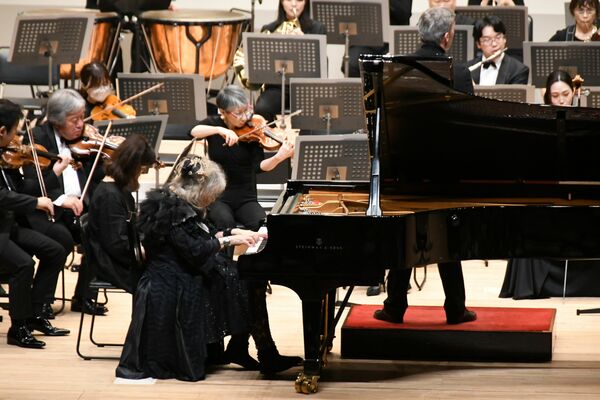 約１６００人を魅了したフジコ・ヘミングさん（手前）のスペシャルコンサート＝20日午後、県総合文化センター