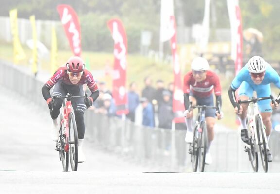 ブリッツェンの岡(左)がゴールスプリントを制し、今季JPT初優勝を飾る=群馬サイクルスポーツセンター